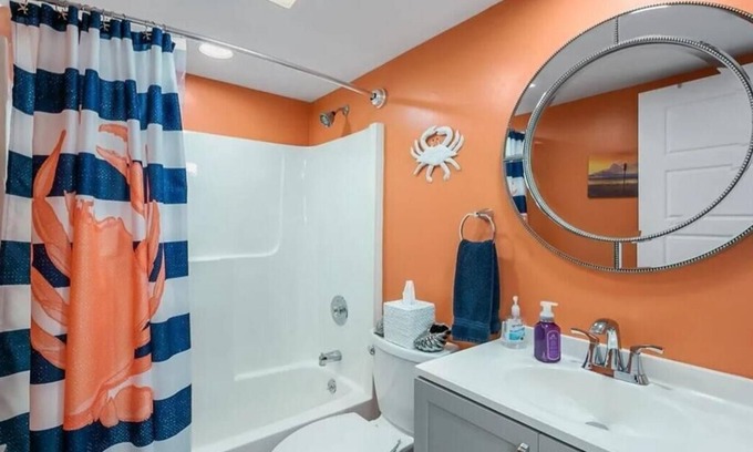 Yacht Club Condo | Beautiful 2 bedroom, 2 bath condo with pool. 5 mins to shops and restaurants.