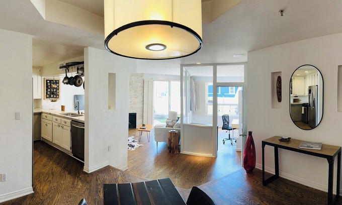 Los Angeles County Condo | Beautiful 2-bedroom condo in Venice Beach with AC, WiFi, secure parking, more