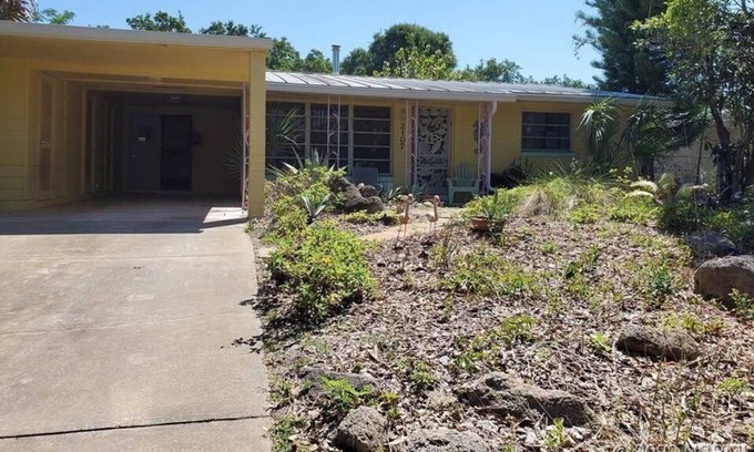 New Smyrna Beach House | Beautiful 2 Br. Single family (21866) by Houzlet