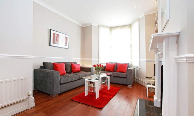Redcliffe Apartment | Beautiful 2 Double Bedroom Duplex Apartment in Chelsea