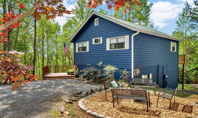 Hiawassee Cabin | Beautiful 2 Kings, 2 fire pits. Arcade Game. Corn home game.