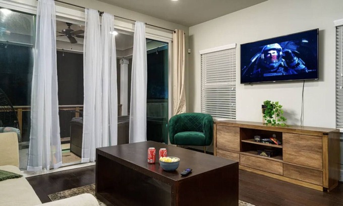 Mahncke Park House | Beautiful 2-Story Home With Private Hot Tub