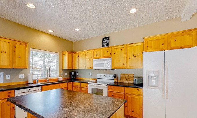 La Pine House | Beautiful 2-story home with private gas grill, patio, outdoor dining area, & AC