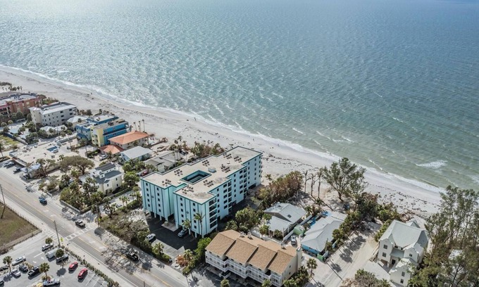 Indian Rocks Beach Condo | Beautiful 2/1 Top Floor luxury Condo on Indian Rocks Beach