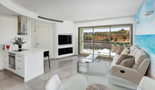 Herzliya Pituach Apartment | Beautiful 2bd family apt by the beach - pool & parking & gym