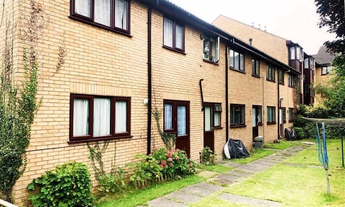 Enfield Lock Condo | Beautiful 2bed apartment - transport & parking AVL