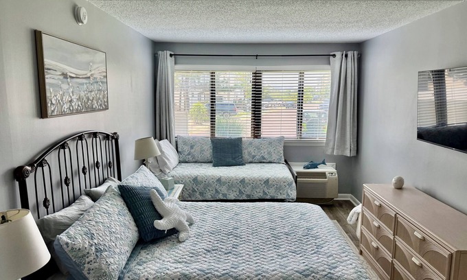 Southend Condo | Beautiful 2BR/2BA Condo Steps from the Beach