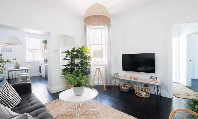 Bondi Apartment | Beautiful 2BR Top Floor Bondi Beach Walk to Beach