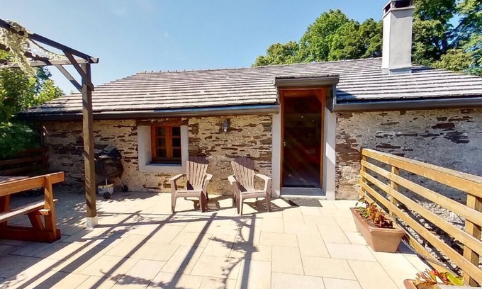 Les Martys Cottage | Beautiful 3 épis country gîte, large south-facing terrace