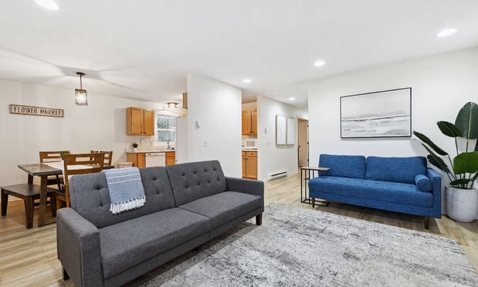 Seward Apartment | Beautiful 3 Bed/1 Bath Duplex in a quiet neighborhood near downtown Minneapolis