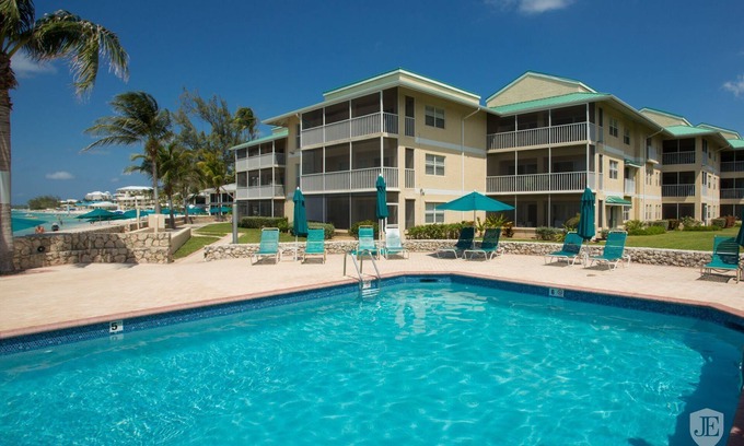 Seven Mile Beach Condo | Beautiful 3 Bedroom Oceanview Condo on Seven Mile Beach