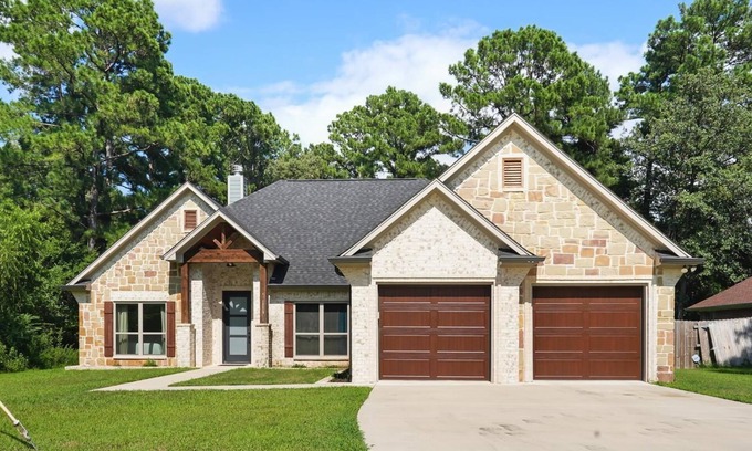 Flint House | Beautiful 3-bedroom, 2 Bath New Build Home on Lake Palestine with WiFi, AC