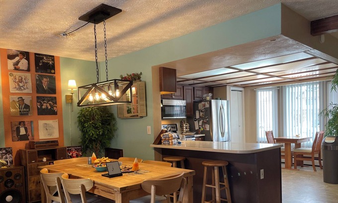 Abbott Loop House | Beautiful 3 bedroom/2 story in heart of Anchorage!
