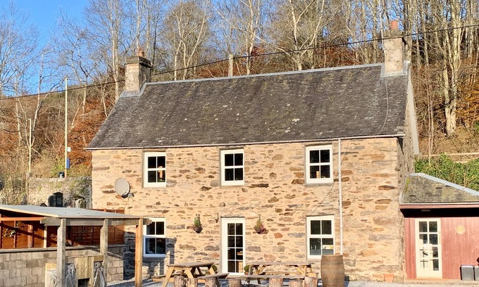 Logierait Cottage | Beautiful 3 Bedroom bunkhouse, large garden, river and mountain views, perfect for groups