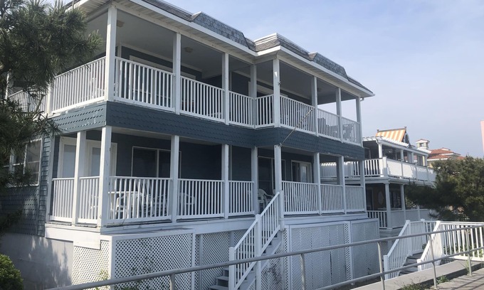 North End Condo | Beautiful 3 bedroom overlooking the Boardwalk With 2 brand new full bathrooms