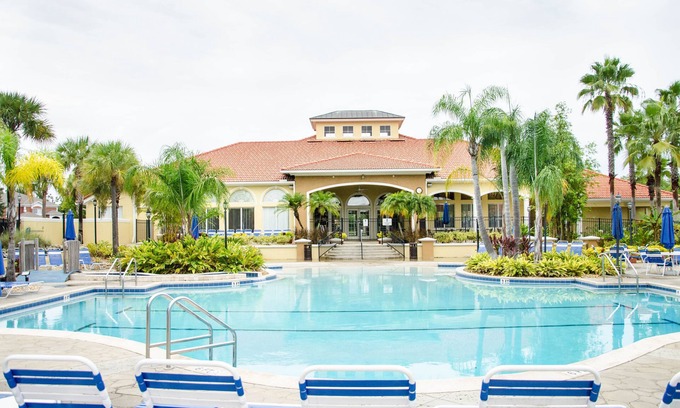 Kissimmee House | Beautiful 3 Bedroom Villa on the Lake - No Carpet! New Hot Tub