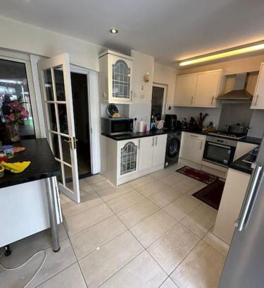 Waltham Forest Apartment | Beautiful 3BD Family Home With Huge Private Graden