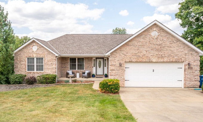 Crittenden House | Beautiful 4 BDR Country Home, 15 Min from Ark Encounter – Perfect for Groups!