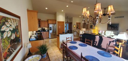 Deerfield House | Beautiful 4+ bed 3 bath Condo 20 minutes to Madison
