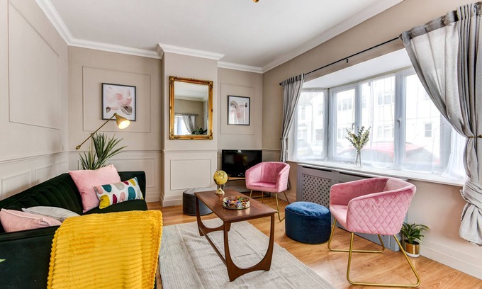 Hove House | Beautiful 4 Bed House, 3 minutes to sea, sleeps 8