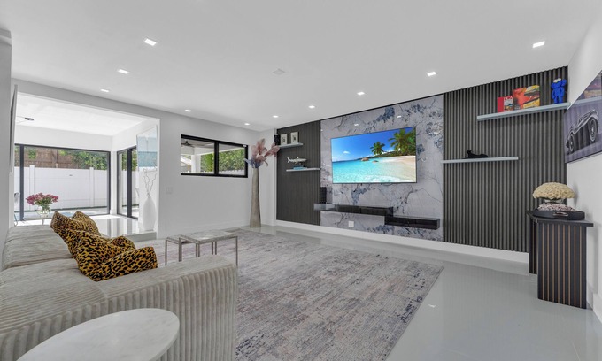 Lauderdale Beach House | Beautiful 4-bedroom beach house with pool and AC/Downtown