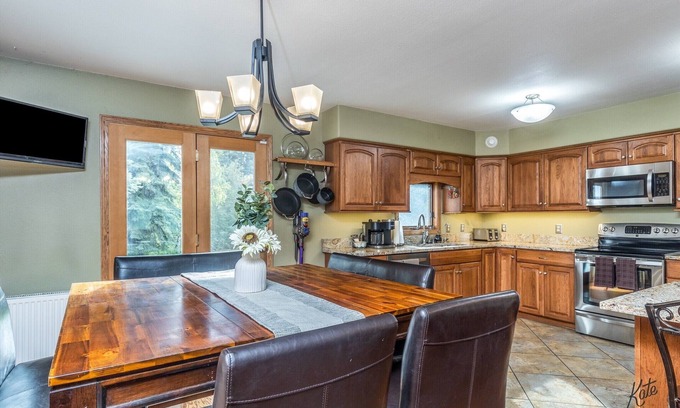 Fairbanks House | Beautiful 4 bedroom home w/large backyard