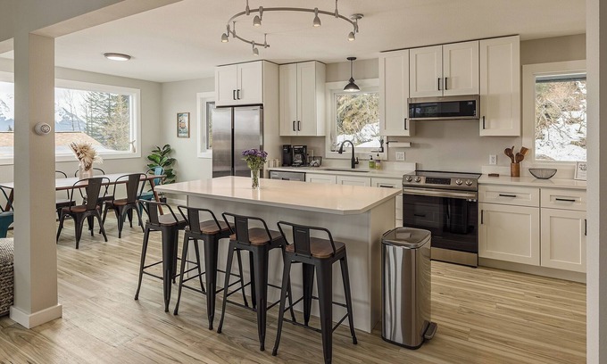 Seward House | Beautiful 4-bedroom house - Walking distance to Downtown and Sea Life Center!