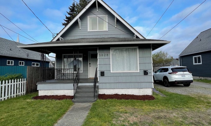 South Tacoma House | Beautiful 4-bedroom house with AC in Tacoma