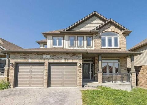 London House | Beautiful 4 Bedroom House With a Indoor Fireplace