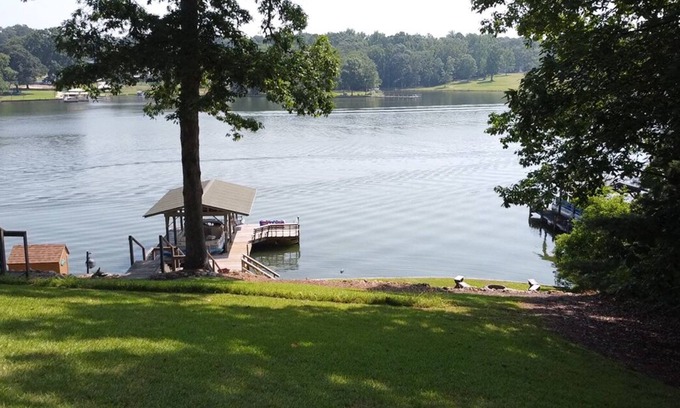 Greenwood House | Beautiful 4 bedroom Lakehouse on a deep water cove on Lake Greenwood.