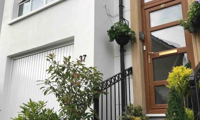 Belfast House | Beautiful 4 bedroom Townhouse close to Belfast city centre and the Ormeau Park.