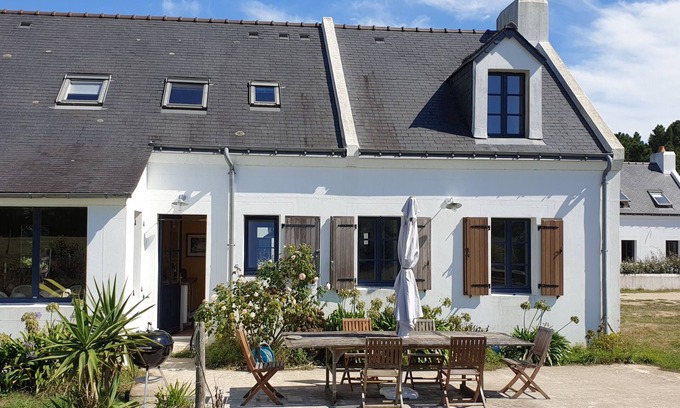 Bangor House | Beautiful 4* belleiloise house with private enclosed garden