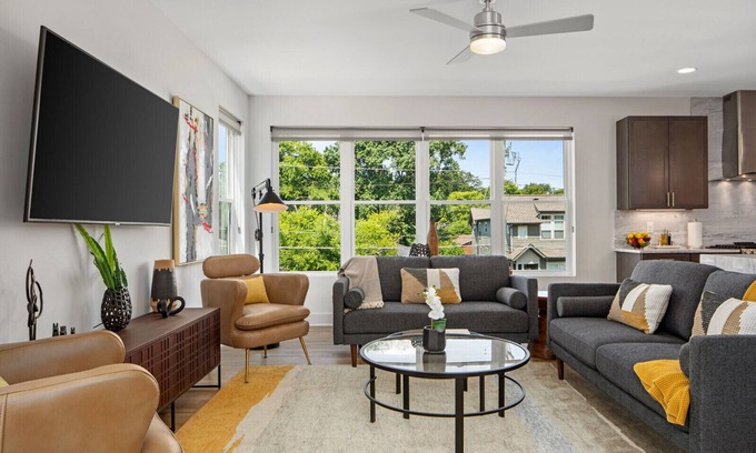 Edgehill House | Beautiful 4 Lvl, 4BR/4BA, Minutes to downtown, 4 King Beds each w/private bath.