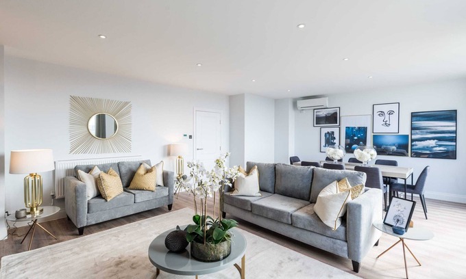 Kensington Apartment | Beautiful 4BD Duplex Apartment nr. Kensignton with Terrace!