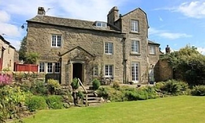 Grassington Cottage | Beautiful 5 bed Village Central Cottage with Walled Garden & parking for 6 cars