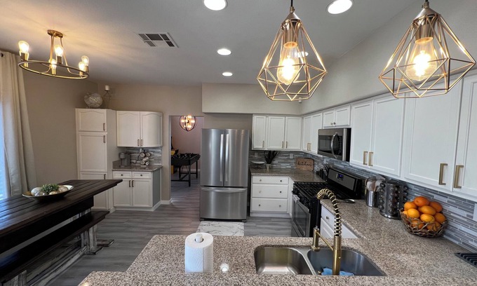 Las Vegas House | Beautiful 5 bedroom home with pool and spa located 15 minutes from the strip