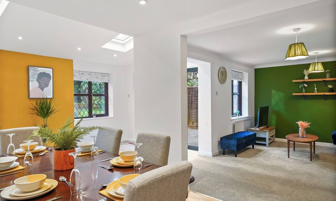 Hartwell House | Beautiful 5 bedroom house in Stone,Aylesbury, 2 Free parking