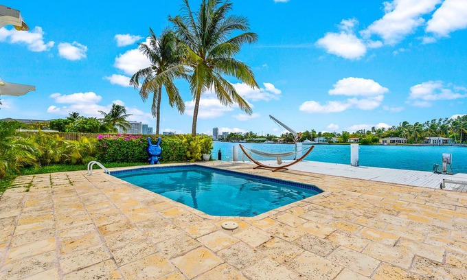Biscayne Point Villa | Beautiful 5 bedroom Miami Beach House sleeps 12!