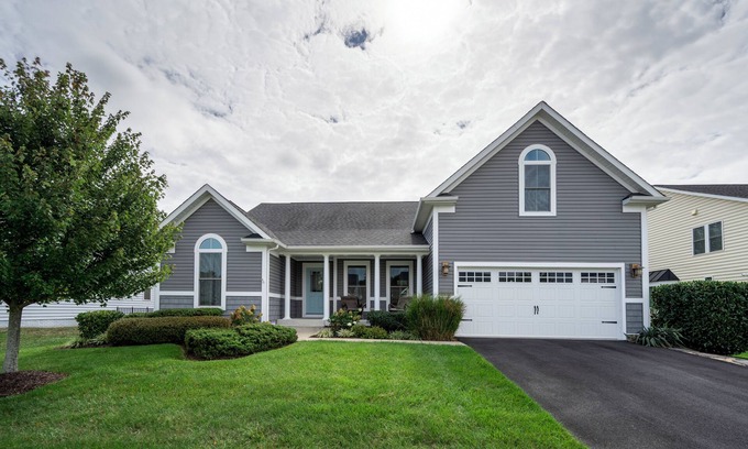 The Glade House | BEAUTIFUL 5 BR HOME, COMMTY POOL, TENNIS, FITNESS, 19520 Manchester, Rehoboth