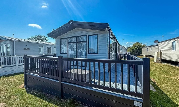 Pakefield House | Beautiful 6 berth caravan, nearby beach in Suffolk ref 68016BS