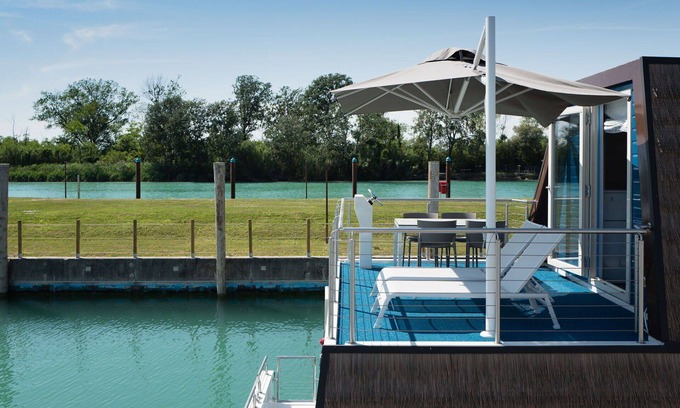 Lignano Sabbiadoro House | Beautiful apartment in villa for 6 people with WIFI, A/C, pool, TV, terrace and pets allowed