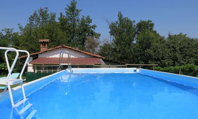 San Damiano dʼAsti Villa | Beautiful apartment in villa for 6 guests with WIFI, pool, TV, patio, pets allowed and parking
