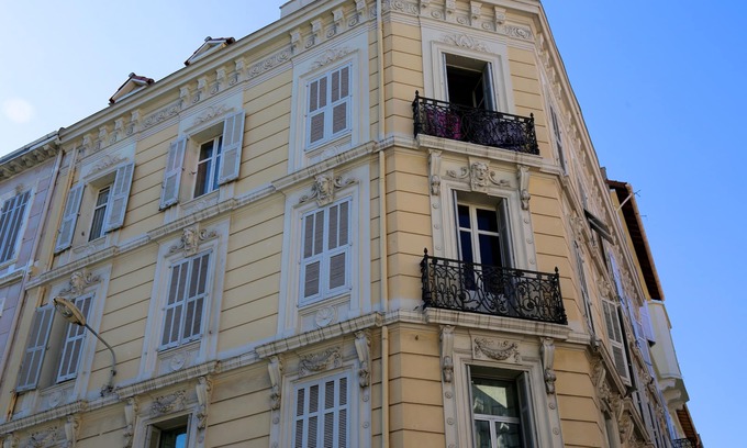 Cannes City Centre Apartment | Beautiful airconditioned 2bedroom/3room flat separate kitchen 50m rue d'Antibes
