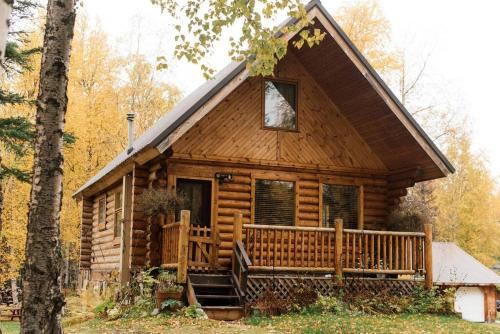 Wasilla Ski Chalet | Beautiful Alaskan Log Cabin on Wooded Lot