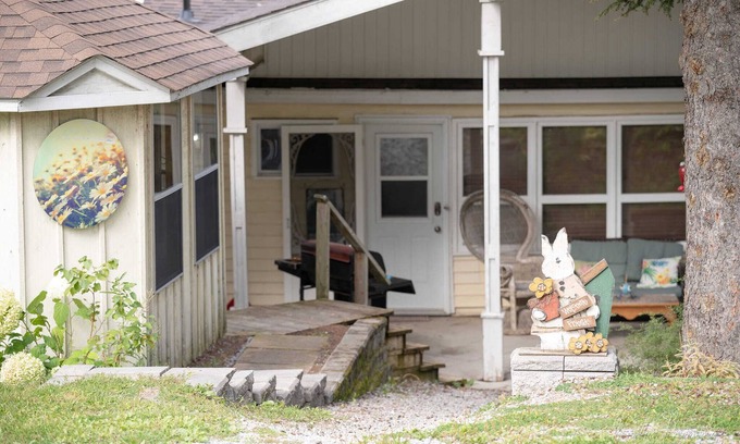 Moonbeam Cottage | Beautiful All Season Cottage on Remi Lake