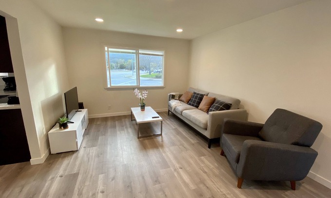 Noddin House | Beautiful and Bright 2/1 Bedroom Bath w/85 MB Wifi & Samsung Smart TV
