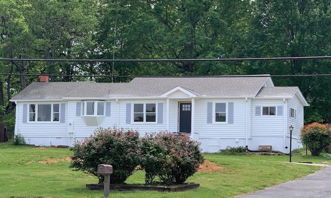 Travelers Rest House | Beautiful and clean 3 bedrooms 2 baths home in Travelers Rest. Welcome! 😄