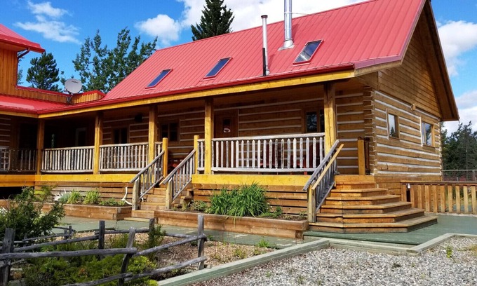 Ibex Valley House | Beautiful and Comfortable Log Home with Mountain Views