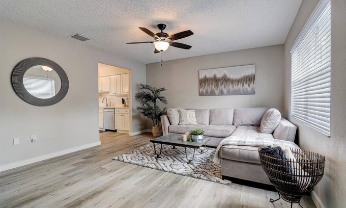 Largo House | Beautiful and Comfortable 2 Bedroom Home 10 minutes from Beach