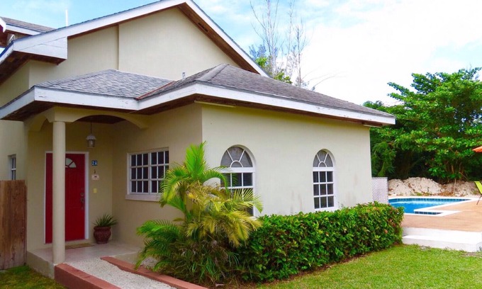 Nassau Condo | 'Beautiful And Modern, Comfort And Convenience With Island Flair!'